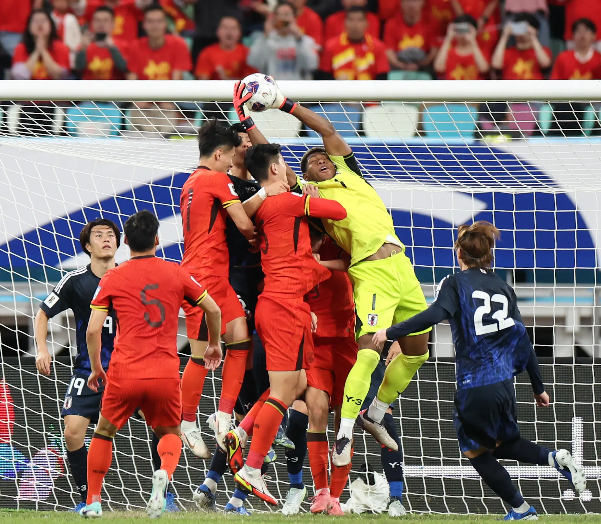 国内足球联赛升温，各队实力对决