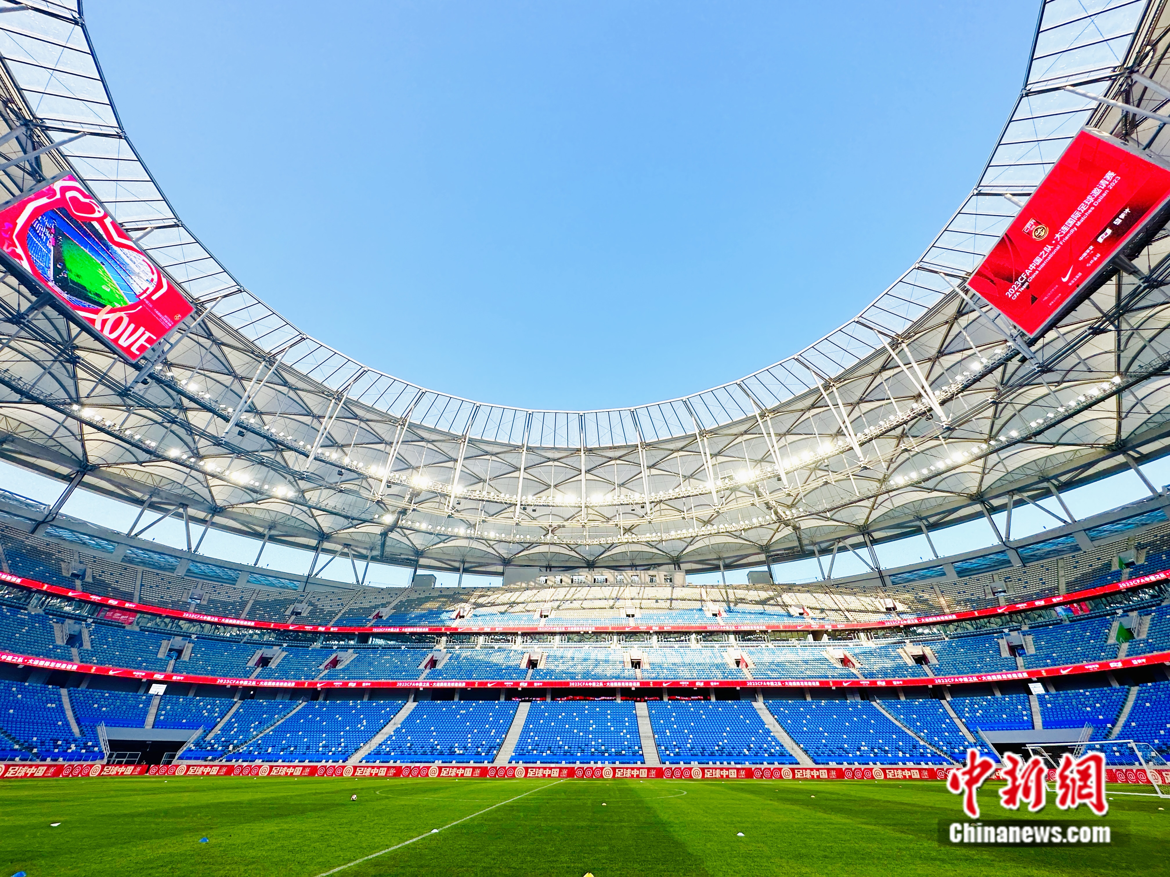 主场作战球队士气高涨,助力取胜 主场作战球队士气高涨,助力取胜