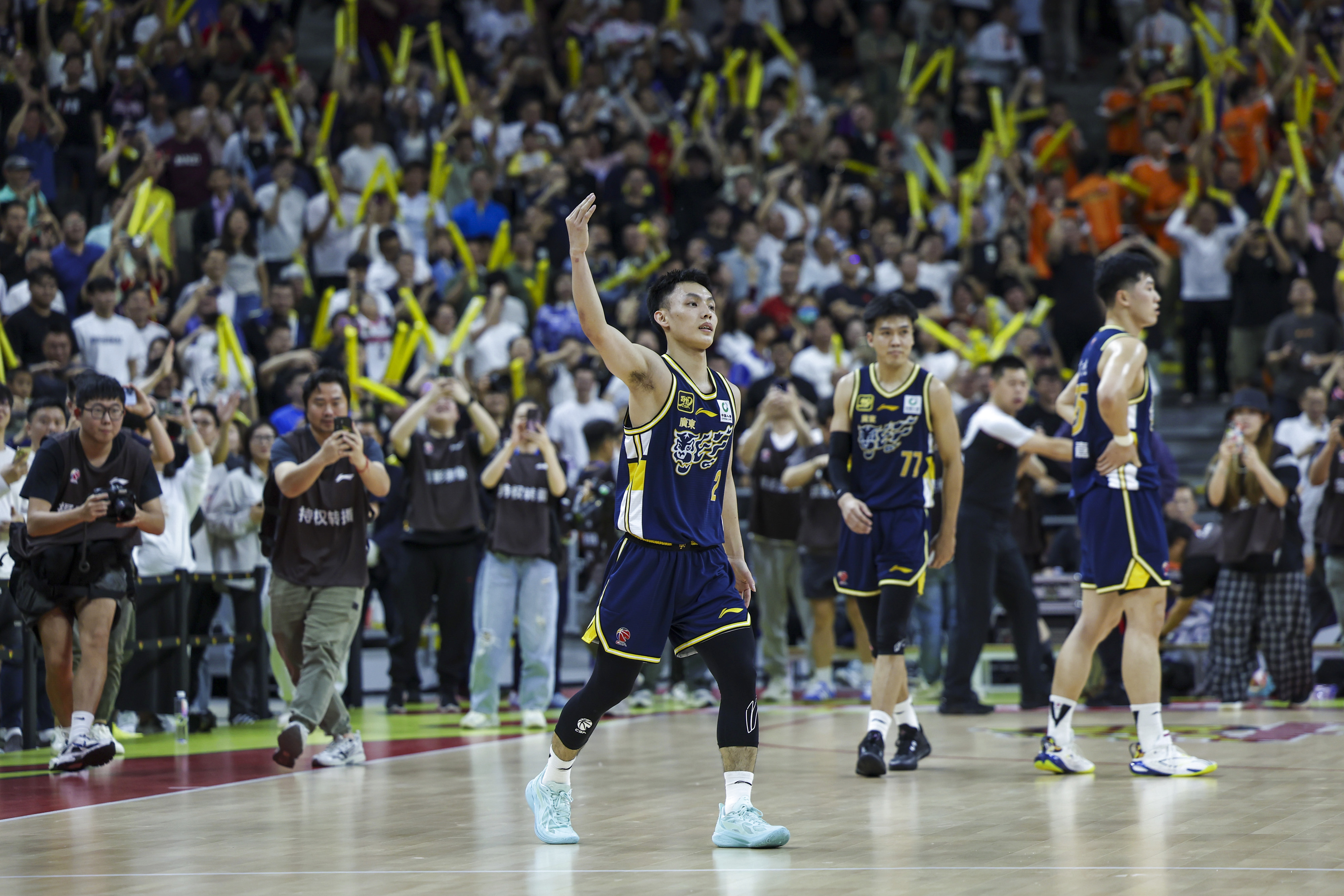 篮球场上风云变幻，强队表现令人瞩目的简单介绍