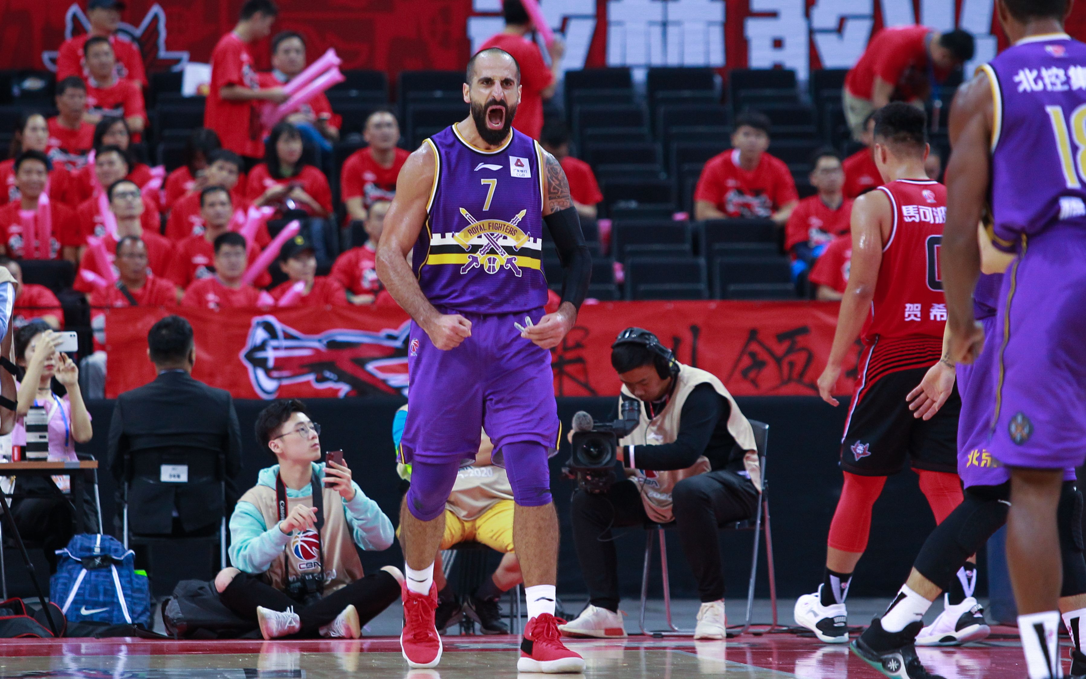 莱沃库森主场轻松取胜，开门红