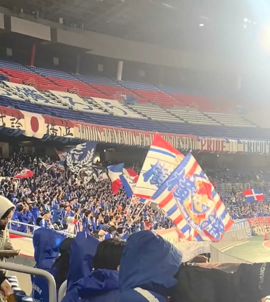 上海队遭遇惨败，球迷失望无限