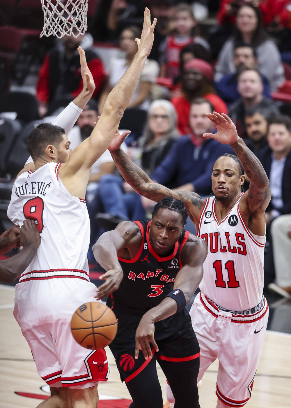 猛龙主场胜公牛，边卫对决沸腾火箭