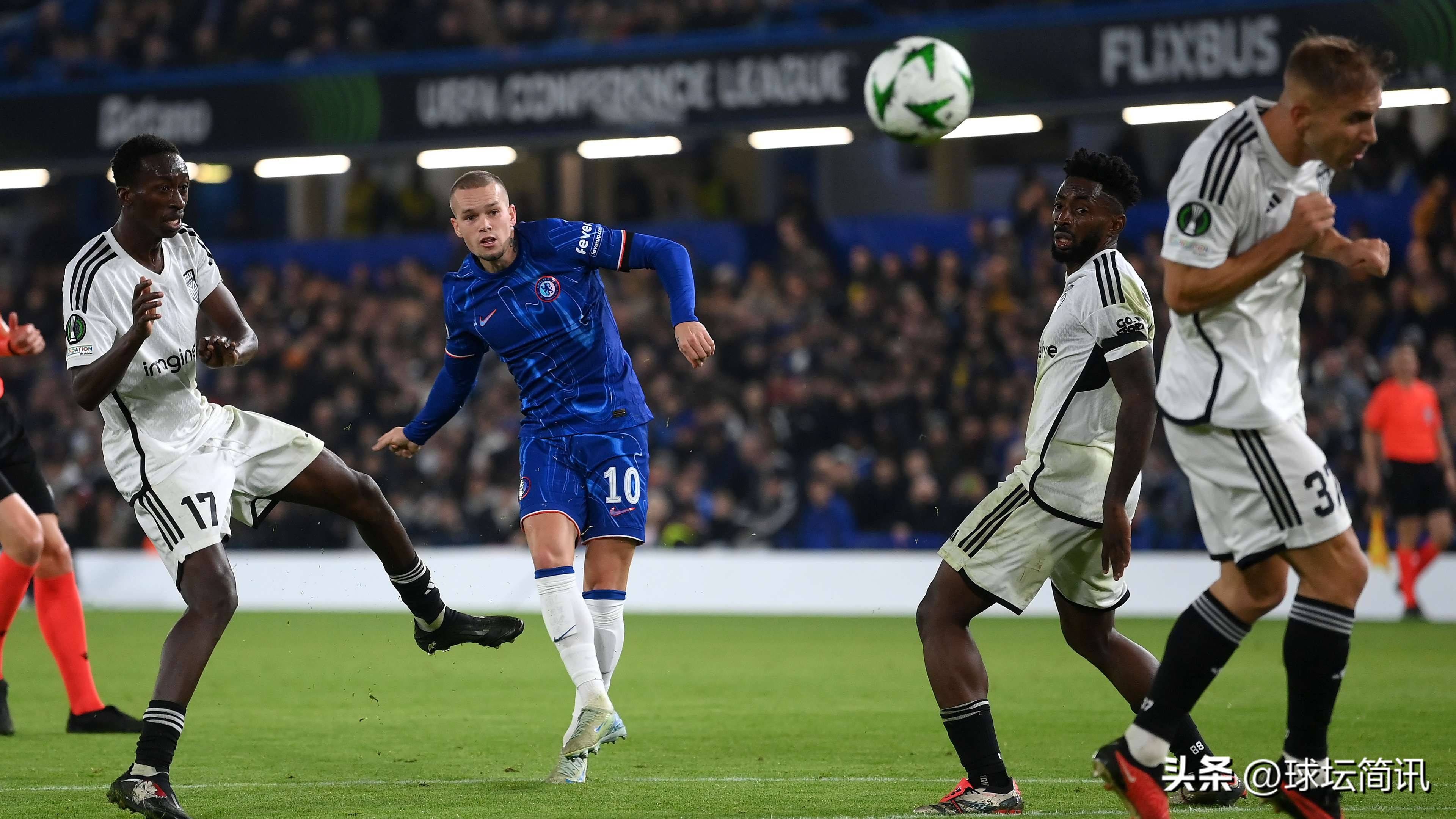 对手被罚下一员，球队抓住机会连续得分扩大领先的简单介绍