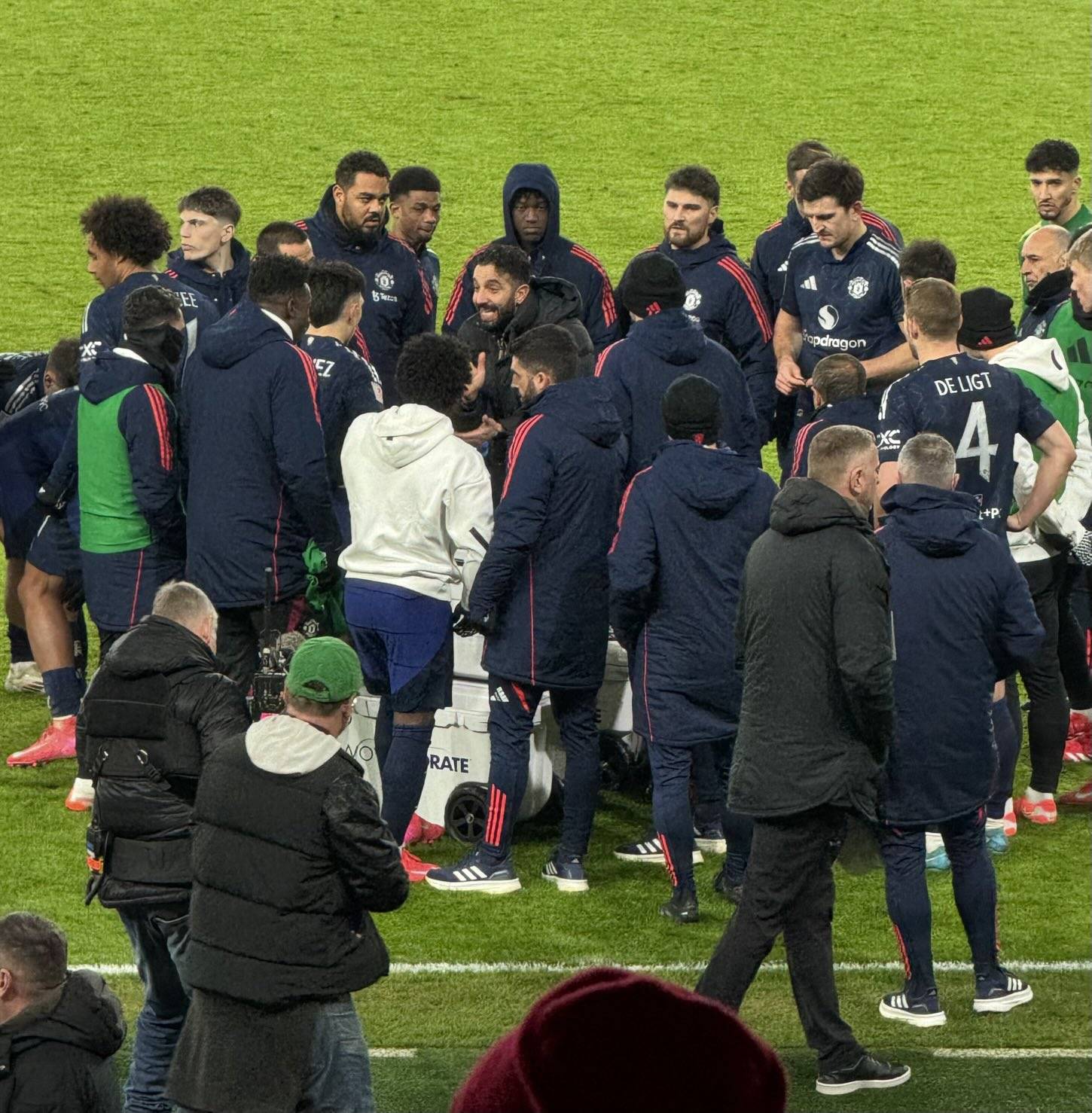 曼联球迷热情支持，球队士气高涨