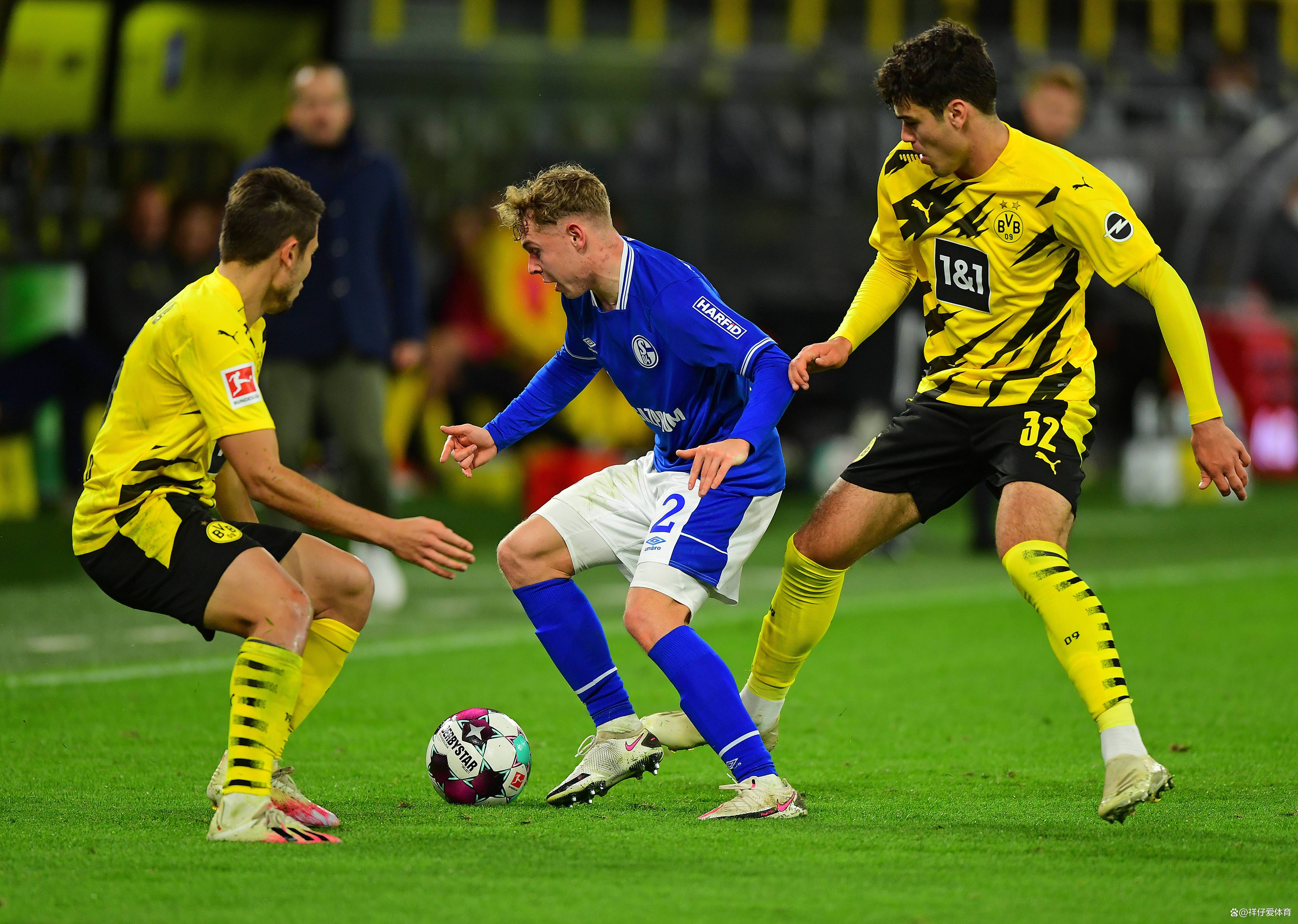 足球比赛临近，球队备战正酣