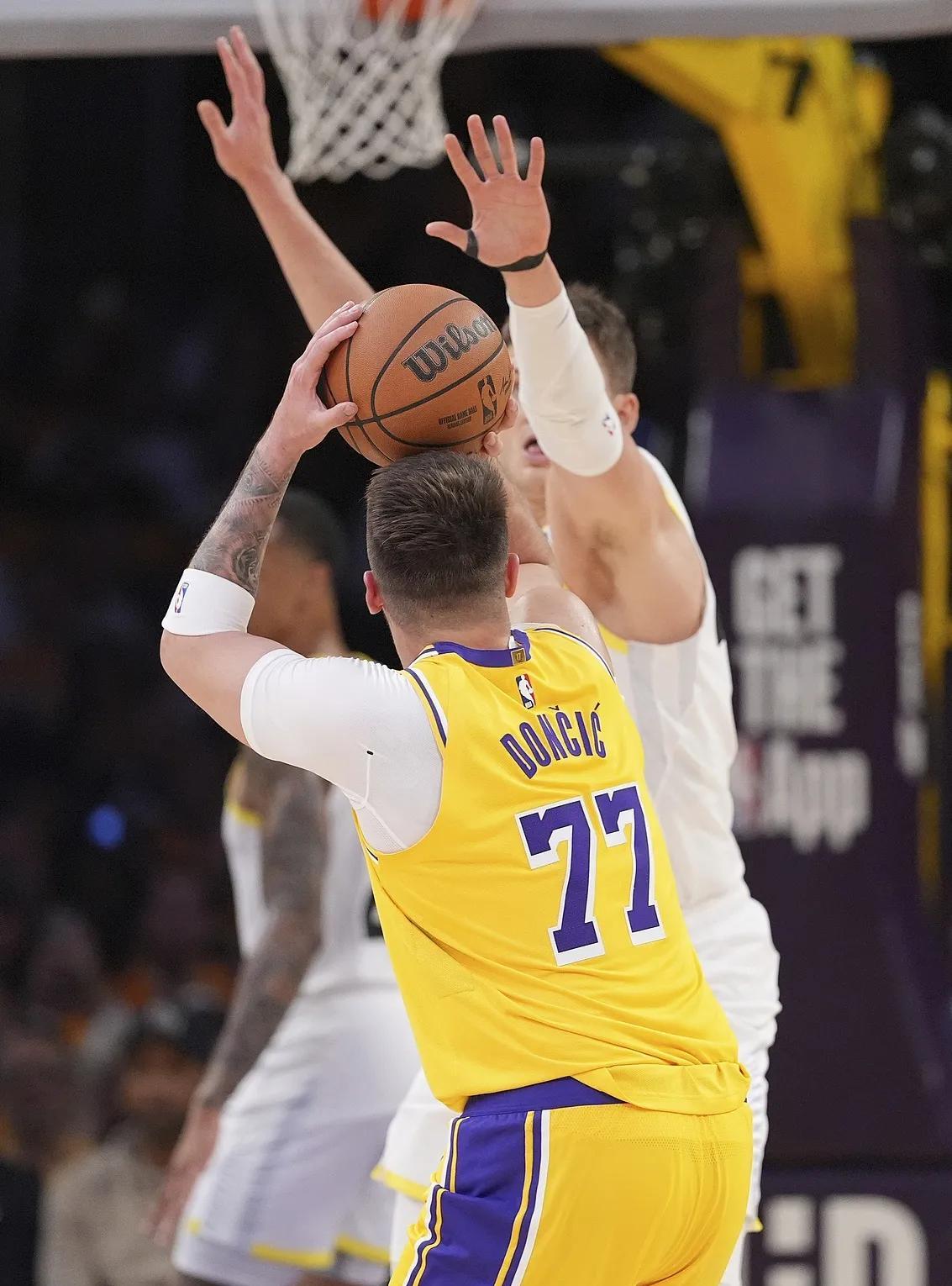 爵士客场大胜湖人，继续巩固西部领先优势