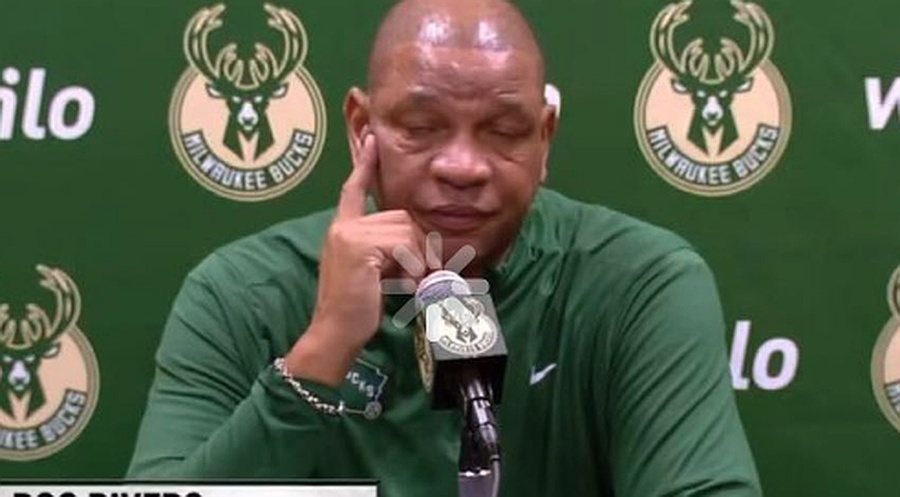 雄鹿客场击败雄鹿，米德尔顿砍27分